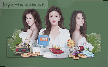 一位妈妈抱着孩子看手机上的照片 画面温馨